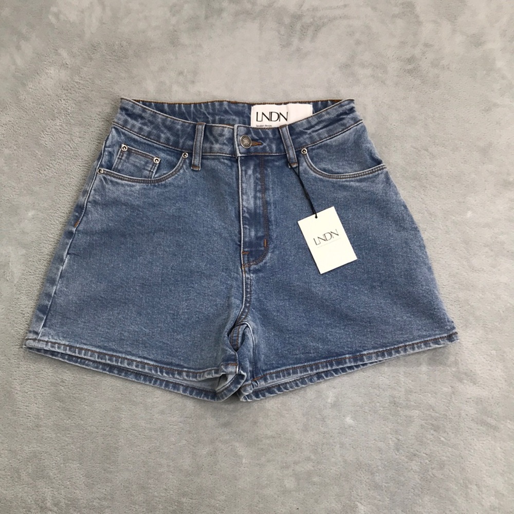 LNDN Medium Wash Women's Shorts New With tags